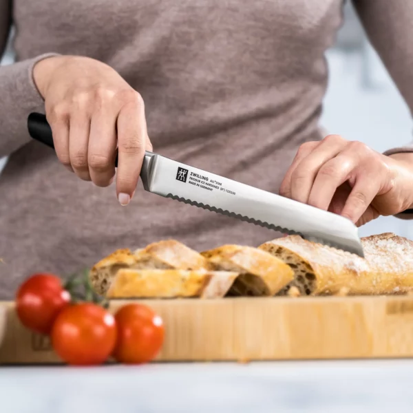 ZWILLING | TANREI - Nôž na chlieb s vlnitým ostrím - čepeľ: 200mm - strieborný - Image 4
