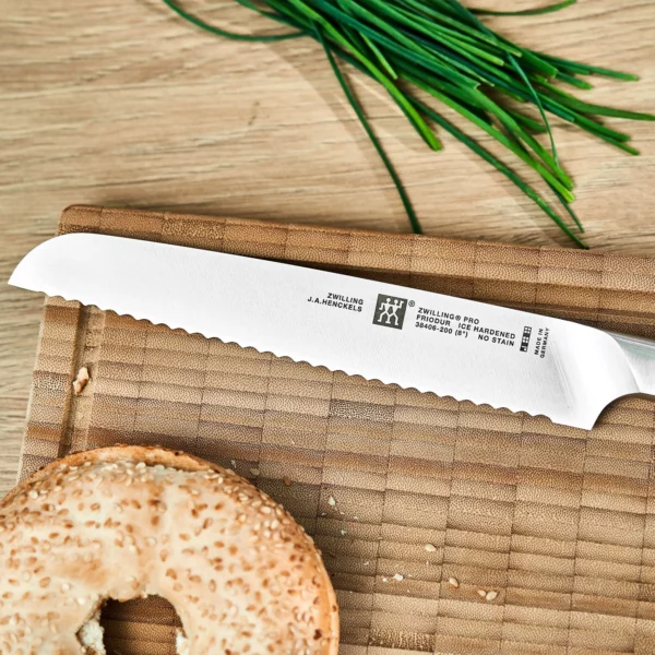ZWILLING | PRO - Nôž na chlieb s vlnitým ostrím - čepeľ: 200mm - Image 9