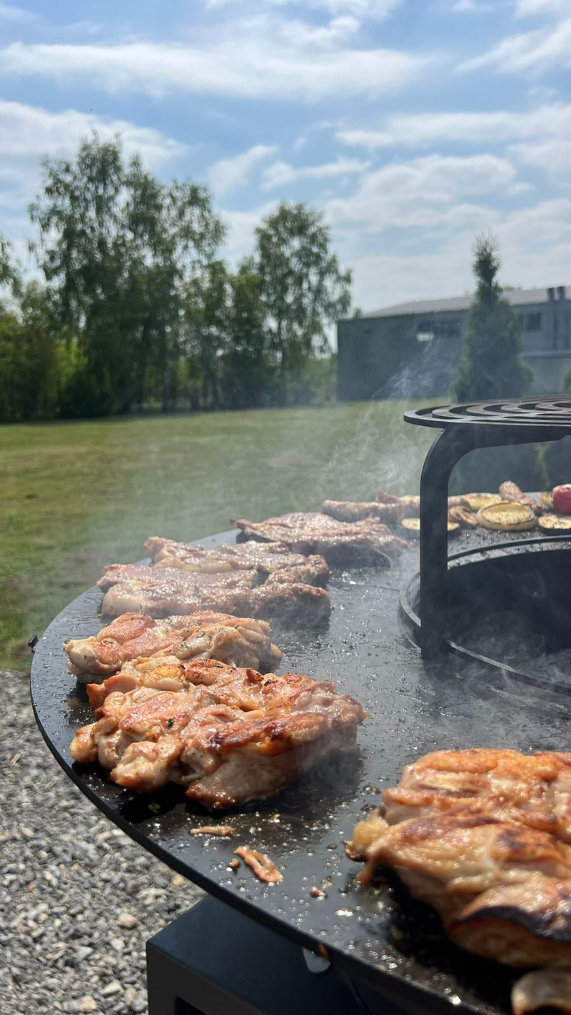 Gril Strend Pro Fiesta, prevedenie antracit, oceľ, priemer 75 cm, s ohniskom – Obrázok 2