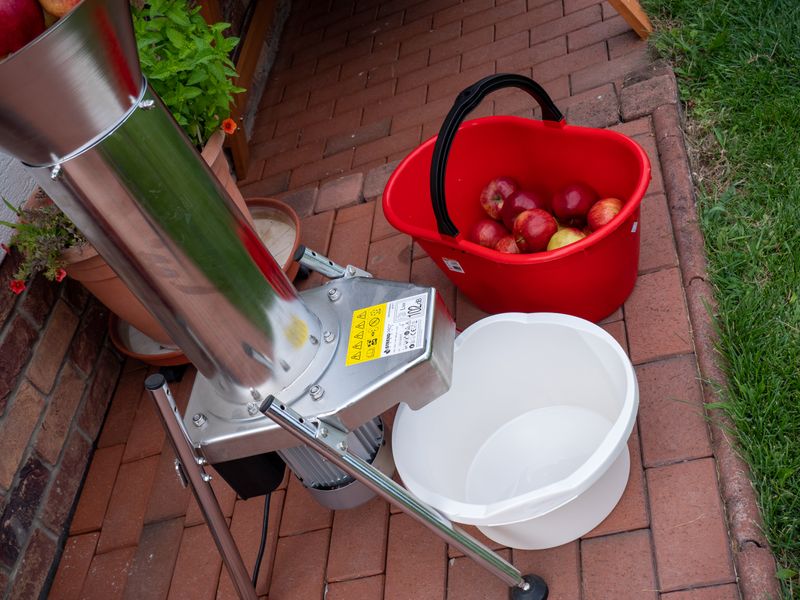 Drvič Strend Pro EFC-1, na ovocie, jablká, 1100 W, 15 lit., 400 kg/h, 55x55x104 cm – Obrázok 2